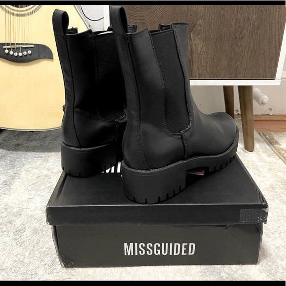 NIB Women’s Size 9 Cleated Sole Essential Chelsea Mid Ankle Boots Triple Black - Picture 14 of 14